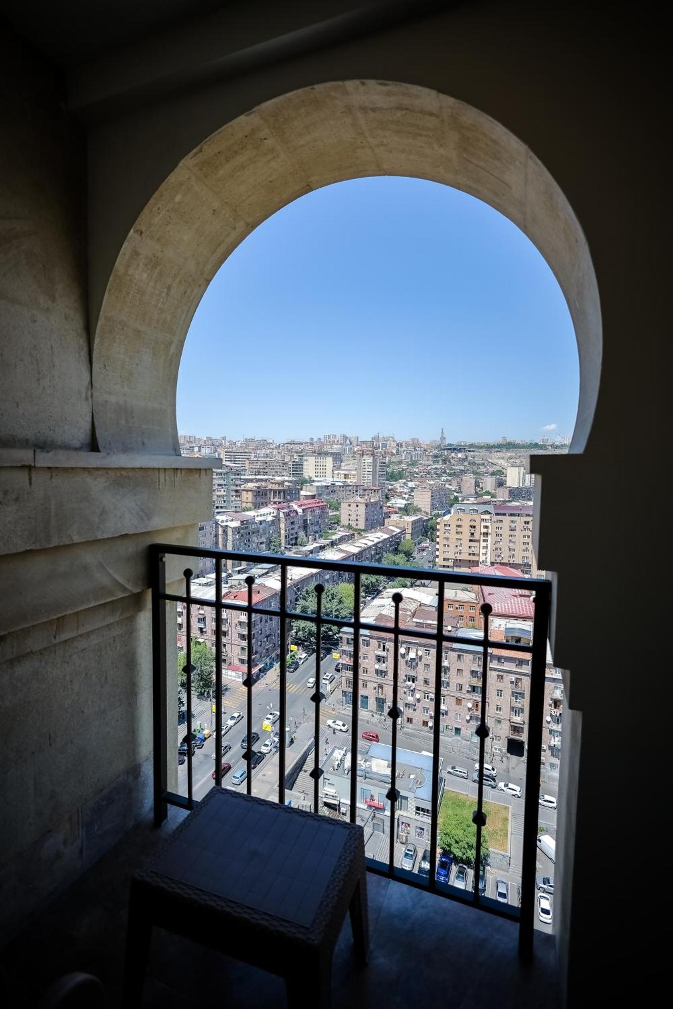 Rooftop Apart-Hotel Erevan Esterno foto